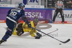 Penny DEL - Eishockey - Saison 2021/22 - ERC Ingolstadt - Krefeld Pinguine - Lucas Lessio (Nr.6 - Krefeld Pinguine) -  Samuel Soramies (#28 ERCI) - Foto: Jürgen Meyer