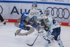 DEL; ERC Ingolstadt - Dresdner Eislöwen; Zweikampf Kampf um den Puck Check Powell Myles (9 ERC) McCrea Alec (3 DDE) Braun Justin (61 DDE)