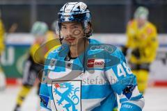 Penny DEL - Eishockey - Saison 2021/22 - ERC Ingolstadt - Krefeld Pinguine - Tim McGauley (#23 ERCI) beim warm machen  -  Foto: Jürgen Meyer