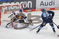DEL; Playoffs; ERC Ingolstadt - EHC Redbull München; Torchance verpasst Keating Austen (89 ERC) Torwart Wolf Simon (25 RBM)