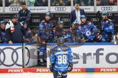 DEL; Playoffs; ERC Ingolstadt - EHC Redbull München; Tor Jubel Treffer 4:0 Barber Riley (37 ERC) geht auf die Bank
