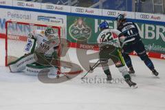 Penny DEL - Eishockey - Saison 2021/22 - ERC Ingolstadt - Augsburger Panther -  Scott Valentine (#22 Augsburg) - Louis-Marc Aubry (#11 ERCI) - Markus Keller Torwart (#35 Augsburg) - Foto: Stefan Bösl