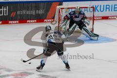 DEL - Vorbereitungsspiel - Saison 2021/22 - ERC Ingolstadt - Rytiri Kladno - Brandon Defazio (#24 ERCI) - Bow Landon Torwart (#29 Rytiri Kladno) - Foto: Meyer Jürgen