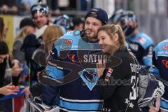 DEL; Playoffs; ERC Ingolstadt - DEG Düsseldorf; Torwart Michael Garteig (34 ERC) mit Frau