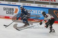 Penny DEL - Eishockey - Saison 2021/22 - ERC Ingolstadt - Kölner Haie - Ben Marshall (#45 ERCI) - Maximilian Kammerer (#19 Köln) -  Foto: Stefan Bösl