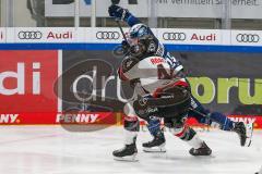 Penny DEL - Eishockey - Saison 2021/22 - ERC Ingolstadt - Kölner Haie -  Emil Quaas (#20 ERCI) - Alex Roach (#44 Köln) - Foto: Stefan Bösl