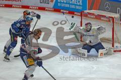 Penny DEL - Eishockey - Saison 2021/22 - ERC Ingolstadt - Eisbären Berlin -  Torwart Tobias Ancicka (Nr.45 - Eisbären Berlin) - Jerome Flaake (#90 ERCI) - Foto: Jürgen Meyer