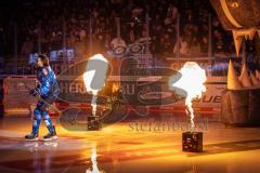 DEL; ERC Ingolstadt - Dresdner Eislöwen; vor dem Spiel Einmarsch durch den Pantherkopf Ruopp Sam (2 ERC)  Feuer