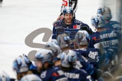 Penny DEL - Eishockey - Saison 2021/22 - ERC Ingolstadt - Augsburger Panther - Der 3:0 Führungstreffer durch Frederik Storm (#9 ERCI) - jubel -  Abklatschen an der Bande - Foto: Stefan Bösl