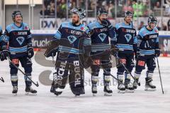 DEL; Playoffs; ERC Ingolstadt - DEG Düsseldorf; Sieg Jubel Freude Halbfinale erreicht, Fan Fankurve Banner Fahnen Spruchband Spieler bedanken sich bei den Fans, Marko Friedrich (67 ERC) Torwart Kevin Reich (35 - ERC) Emil Quaas (20 - ERC) Fabio Wagner (5 