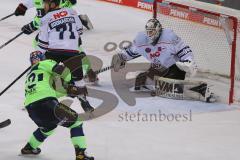 DEL - Eishockey - Saison 2020/21 - ERC Ingolstadt - Nürnberg Ice Tigers  - Petrus Palmu (#52 ERCI) schiesst auf das Tor - Niklas Treutle Torwart (#31 Nürnberg) - Foto: Jürgen Meyer