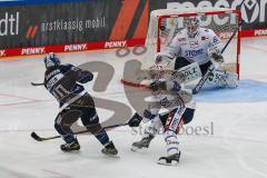 Penny DEL - Eishockey - Saison 2021/22 - ERC Ingolstadt - Schwenninger Wild Wings -  Mirko Höflin (#10 ERCI) - Joacim Eriksson Torwart (#60 Schwenningen) - Foto: Jürgen Meyer