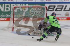 DEL - Eishockey - Saison 2020/21 - ERC Ingolstadt - Eisbären Berlin - Wayne Simpson (#21 ERCI) verschiesst einen Penalty - Mathias Niederberger Torwart (#35 Berlin) - Foto: Jürgen Meyer