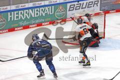 Penny DEL - Eishockey - Saison 2021/22 - ERC Ingolstadt - Grizzlys Wolfsburg - Louis-Marc Aubry (#11 ERCI) schiesst auf das Tor - Chet Pickard Torwart (#34 Wolfsburg) - Jordan Murray (#8 Wolfsburg) -  Foto: Jürgen Meyer