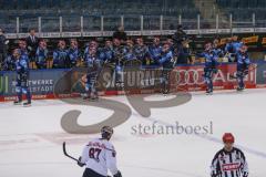 DEL - Eishockey - Saison 2020/21 - ERC Ingolstadt - EHC Red Bull München - Der 1:2 Anschlusstreffer durch Brandon Defazio (#24 ERCI) - jubel - Abklatschen an der Bande - Foto: Jürgen Meyer