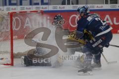 Penny DEL - Eishockey - Saison 2021/22 - ERC Ingolstadt - Krefeld Pinguine - Danny Taylor Torwart (#70 ERCI) eis spritzt - Wayne Simpson (#21 ERCI) -  Foto: Jürgen Meyer