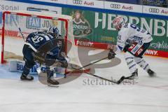 Penny DEL - Eishockey - Saison 2021/22 - ERC Ingolstadt - Schwenninger Wild Wings -  Daniel Pietta (#86 ERCI) - Marius Möchel (#91 Schwenningen) - Karri Rämö Torwart (#31 ERCI) - Foto: Jürgen Meyer