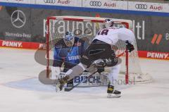 DEL - Eishockey - Saison 2020/21 - ERC Ingolstadt - EHC Red Bull München - Michael Garteig Torwart (#34 ERCI) - Schütz Justin (#12 München) - Foto: Jürgen Meyer