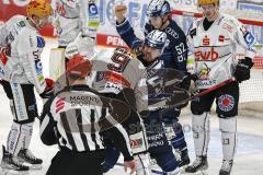 Im Bild: Fabio Wagner (#5 ERCI) im Zweikampf mit Jan Urbas (Bremerhaven) da dieser Niklas Hübner (#8 ERCI) einen Kniecheck verpasst hat -

