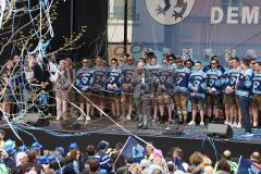 ERC Ingolstadt - Vizemeisterschaftsfeier am Rathausplatz - Saison 2022/2023 - Fans am Rathausplatz - Banner - Choreo - Die Mannschaft auf der Bühne - OB Dr. Christian Scharpf - Foto: Meyer Jürgen