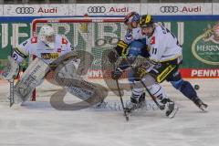 DEL - Eishockey - Saison 2020/21 - ERC Ingolstadt - Krefeld Pinguine - Brandon Defazio (#24 ERCI) - Nikita Quapp Torwart (#3 Krefeld) - Constantin Braun (#11 Krefeld) - Foto: Jürgen Meyer