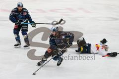 Penny DEL - Eishockey - Saison 2021/22 - ERC Ingolstadt - Red Bull München - Wayne Simpson (#21 ERCI) - Filip Varejcka (#91 München) -  Foto: Jürgen Meyer