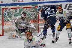 DEL - Eishockey - ERC Ingolstadt - Eisbären Berlin - Brandon DeFazio (24 - ERC) knapp am Tor Torwart Tobias Ancicka (45 - Berlin)