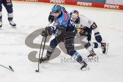 DEL; Playoffs; ERC Ingolstadt - EHC Redbull München; Zweikampf Schmölz Daniel (92 ERC) Hirose Taro (17 RBM)