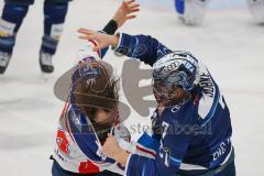 Penny DEL - Eishockey - Saison 2021/22 - ERC Ingolstadt - Adler Mannheim - Zweikampf - Boxkampf zwischen Colton Jobke (#7 ERCI) und Andrew Desjardins (#84 Mannheim) -  Foto: Meyer Jürgen