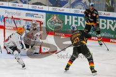Penny DEL - Eishockey - Saison 2021/22 - ERC Ingolstadt - Fishtown Pinguin Bremerhaven - B.Maxwell Torwart Bremerhafen - Mirko Höflin (#10 ERCI) -  Foto: Jürgen Meyer