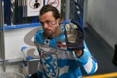 Penny DEL - Eishockey - Saison 2021/22 - ERC Ingolstadt - Krefeld Pinguine - Fabio Wagner (#5 ERCI) nach dem  warm machen  - Foto: Jürgen Meyer