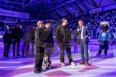 DEL; ERC Ingolstadt - Dresdner Eislöwen; Ehrung Thomas Greilinger (39 ERC) mit seinen Söhnen, ERC-Geschäftsführer Claus Liedy