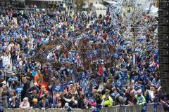 ERC Ingolstadt - Vizemeisterschaftsfeier am Rathausplatz - Saison 2022/2023 - Fans auf dem Rathausplatz - Foto: Meyer Jürgen