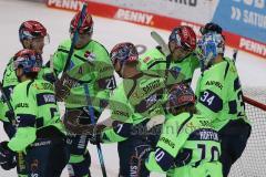 DEL - Eishockey - Saison 2020/21 - ERC Ingolstadt - Nürnberg Ice Tigers - Die Mannschaft gratuliert Michael Garteig Torwart (#34 ERCI) zum Shut Out - Foto: Jürgen Meyer