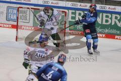 DEL - Eishockey - Saison 2020/21 - ERC Ingolstadt - Augsburger Panther - Morgan Ellis (#4 ERCI) schiesst auf das Tor - Markus Keller Torwart (#35 Augsburg) - Justin Feser (#71 ERCI) - Foto: Jürgen Meyer