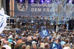 ERC Ingolstadt - Vizemeisterschaftsfeier am Rathausplatz - Saison 2022/2023 - Fans am Rathausplatz - Banner - Choreo - Die Mannschaft auf der Bühne - Foto: Meyer Jürgen