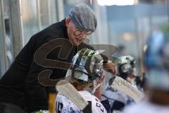 Im Bild: Christian Sohlmann (Trainer ERC Frauen) im Gespräch mit seiner Spielerin
