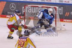 DEL - Eishockey - ERC Ingolstadt - Düsseldorfer EG - Torwart Nicolas Daws (35 ERC) wehrt ab, Marc Nowak (8 DEG) Jerome Flaake (90 DEG)