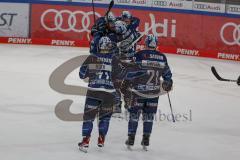 Penny DEL - Pre-Playoff - Spiel 2 - Eishockey - Saison 2021/22 - ERC Ingolstadt - Kölner Haie - Der 2:0 Führungsteffer durch Brandon Defazio (#24 ERCI) - Daniel Pietta (#86 ERCI) - jubel -  Chris Bourque (#77 ERCI) - Foto: Jürgen Meyer