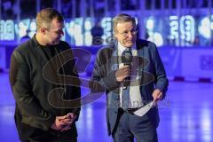 DEL; ERC Ingolstadt - Dresdner Eislöwen; Ehrung Thomas Greilinger (39 ERC) mit seinen Söhnen, ERC-Geschäftsführer Claus Liedy