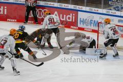 Penny DEL - Eishockey - Saison 2021/22 - ERC Ingolstadt - Fishtown Pinguin Bremerhaven - B.Maxwell Torwart Bremerhafen - Emil Quaas (#20 ERCI) - Samuel Soramies (#28 ERCI) -  Foto: Jürgen Meyer