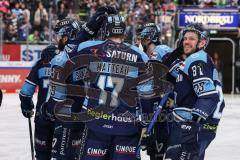 DEL; Playoffs; ERC Ingolstadt - DEG Düsseldorf; Sieg Jubel Freude Halbfinale erreicht, Fan Fankurve Banner Fahnen Spruchband Spieler bedanken sich bei den Fans, Stefan Matteau (17 ERC) Maury Edwards (23 ERC)