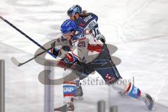 Penny DEL - Eishockey - Saison 2021/22 - ERC Ingolstadt - Adler Mannheim -  Mirko Höflin (#10 ERCI) - Denis Reul (#29 Mannheim) - Foto: Meyer Jürgen