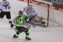 DEL - Eishockey - Saison 2020/21 - ERC Ingolstadt - Nürnberg Ice Tigers  - Petrus Palmu (#52 ERCI) schiesst auf das Tor - Niklas Treutle Torwart (#31 Nürnberg) - Foto: Jürgen Meyer