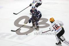 Im Bild: Niklas Hübner (#8 ERCI) Tye McGinn (Bremerhaven)

