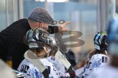 Im Bild: Christian Sohlmann (Trainer ERC Frauen) im Gespräch mit seiner Spielerin
