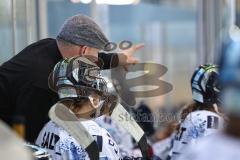 Im Bild: Christian Sohlmann (Trainer ERC Frauen) im Gespräch mit seiner Spielerin
