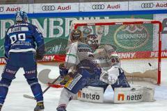 Penny DEL - Eishockey - Saison 2021/22 - ERC Ingolstadt - Eisbären Berlin -  Der 1:2 Anschlusstreffer durch Jerome Flaake (#90 ERCI) - Torwart Tobias Ancicka (Nr.45 - Eisbären Berlin) - jubel - Foto: Jürgen Meyer