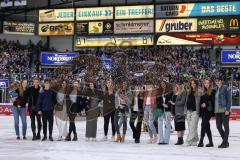 DEL; Playoffs; ERC Ingolstadt - DEG Düsseldorf; Sieg Jubel Freude Halbfinale erreicht, Fan Fankurve Banner Fahnen Spruchband Spieler bedanken sich bei den Fans, Spielerfrauen