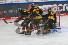 Penny DEL - Eishockey - Saison 2021/22 - ERC Ingolstadt - Fishtown Pinguin Bremerhaven -  Fabio Wagner (#5 ERCI) - Louis-Marc Aubry (#11 ERCI) - Ben Marshall (#45 ERCI) - Foto: Jürgen Meyer